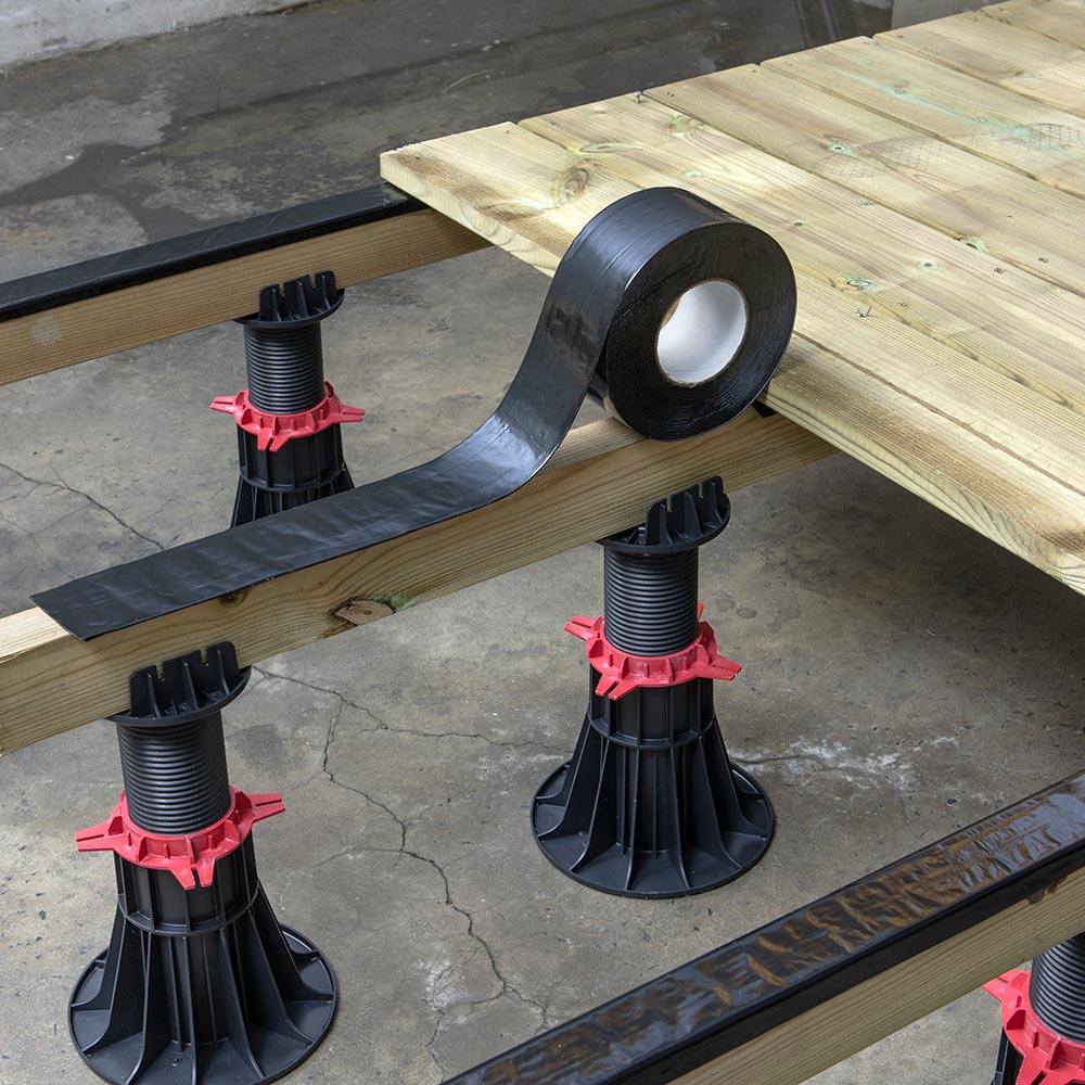 Protégez durablement votre terrasse bois avec la bande bitumeuse YEED !